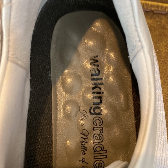 Walking Cradles 9 white adjustable strap comfort shoes - Picture 3 of 7